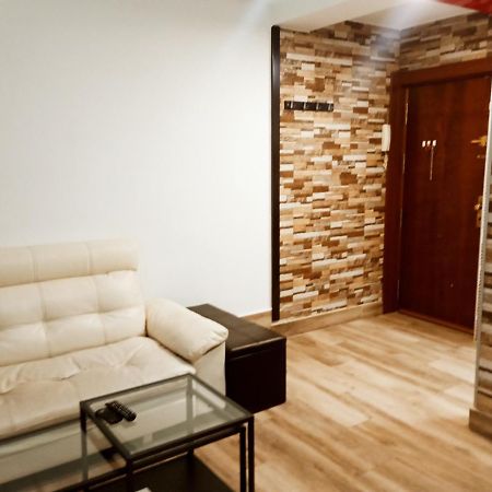 Precioso Apartamento 3 Habitaciones. Con Patio. Камас Екстериор снимка