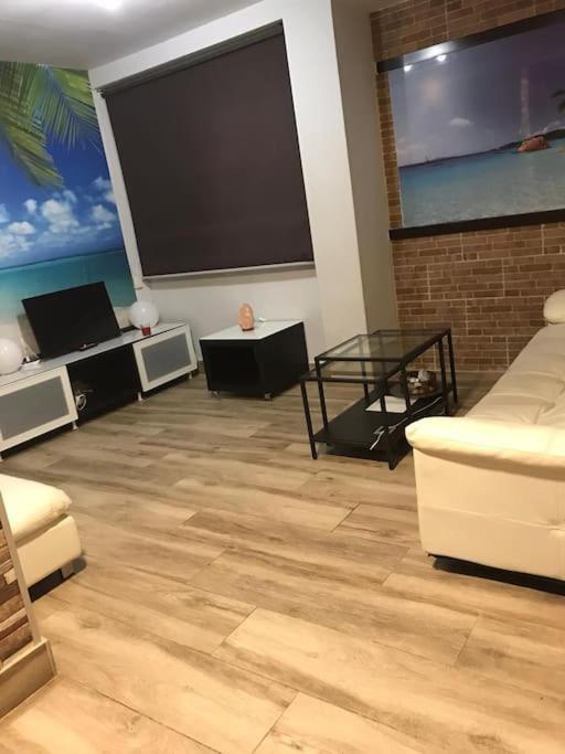 Precioso Apartamento 3 Habitaciones. Con Patio. Камас Екстериор снимка